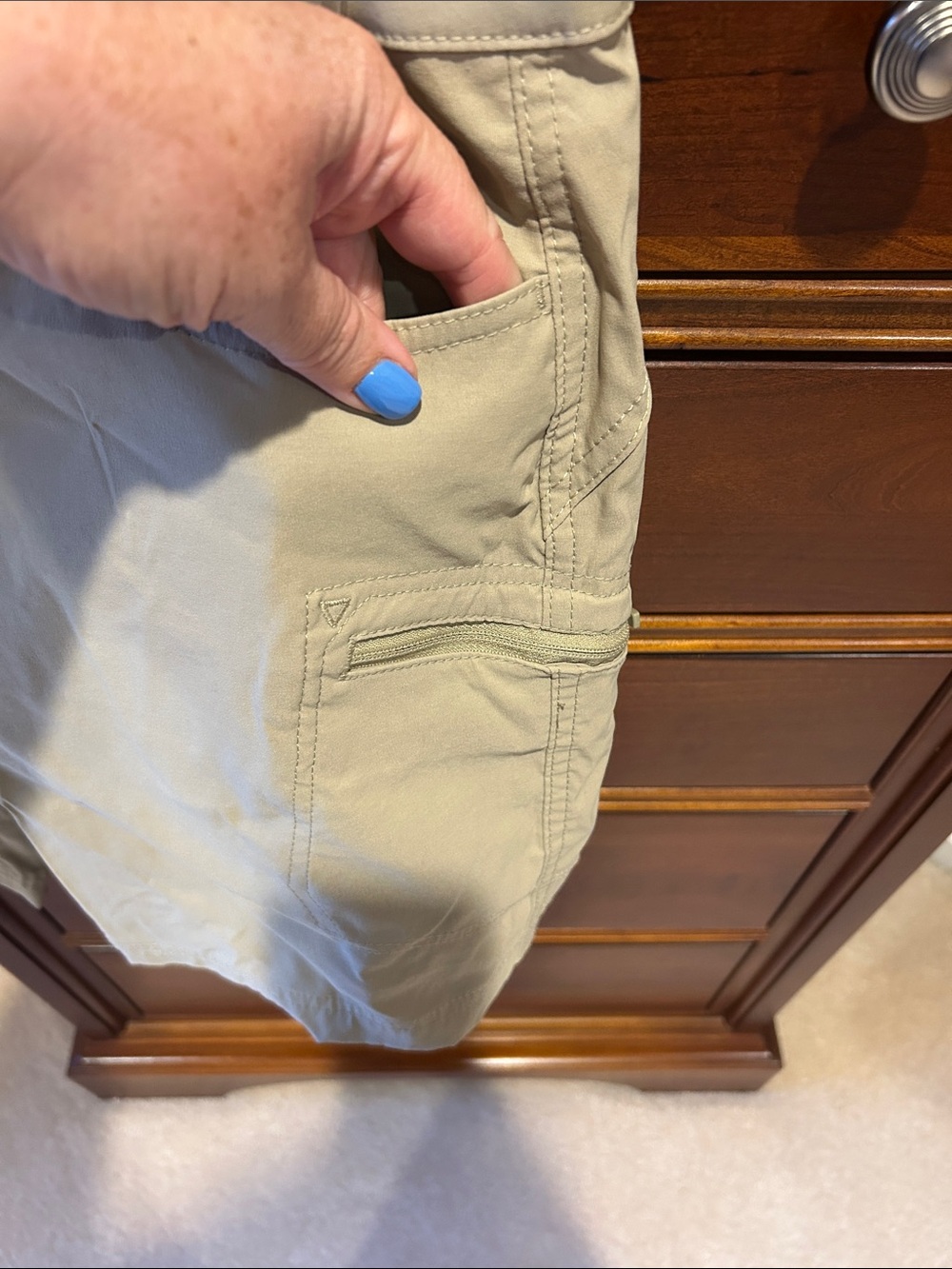 Eddie Bauer women’s Beige Utility Shorts, size 6, zippered pockets, hiking - Picture 4 of 11